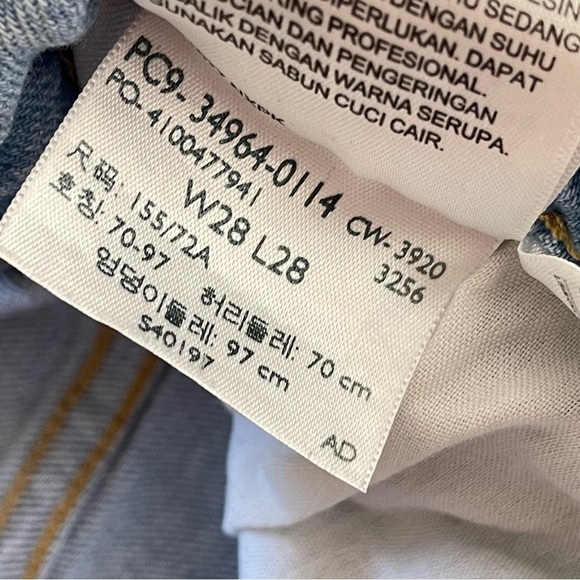 Levis Wedgie Straight Jeans 28 Distressed Light Wash Raw Hem Button Fly Stretch - Picture 11 of 11